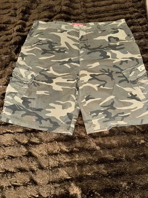 Pantalones Cortos de Carga Unionbay Verde Camuflaje con Múltiples Bolsillos Para Hombre Talla 42 Foto 1 de 4