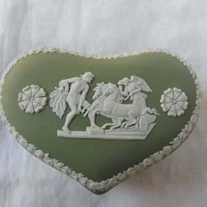 Vintage WEDGWOOD Sage Jasperware Heart Shaped Trinket Box Hercules & Cherubs 70s - Picture 1 of 7