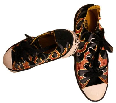 Converse Flames Fire All Star 黑色运动鞋 带橙色/黄色 尺码 11 儿童鞋 二手状况完好 — 第 1/4 张图片