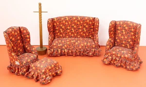 JUEGO DE MUEBLES MINIATURA PARA CASA DE MUÑECAS ROJO/NARANJA SALÓN SOFÁ/2 SILLAS/OTOMANA - Imagen 1 de 7