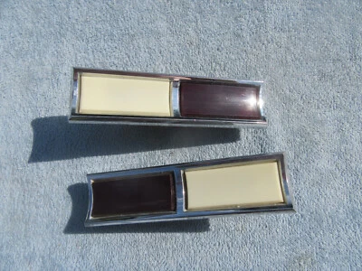 Luces de cortesía del panel de la puerta de Cadillac años 70 Foto 1 de 3