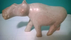 FIGURA DE RINOCERONTE TALLADA EXÓTICA DE COLECCIÓN Aprox. 7 1/4" x 3" Blanco-Gris Alebaster. KENIA - Imagen 1 de 8