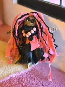 Bambola tascabile voodoo fatta a mano - bambola da altare con spille per rituali incantesimi - Foto 1 di 8