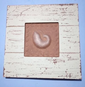 Imagen cuadrada en relieve enmarcada de madera de 11,75" de un caracol de mar - Imagen 1 de 4