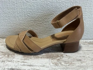 Sandali con tacco Clarks Collection in pelle beige/marrone Desirae Lily taglia 9,5 M - Foto 1 di 7
