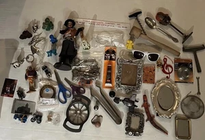 Enorme Lote de Cajones de Chatarra Patrimoniales Antiguos y Vintage - 30+ piezas Juguetes Marcos Bar Gadgets - Imagen 1 de 5