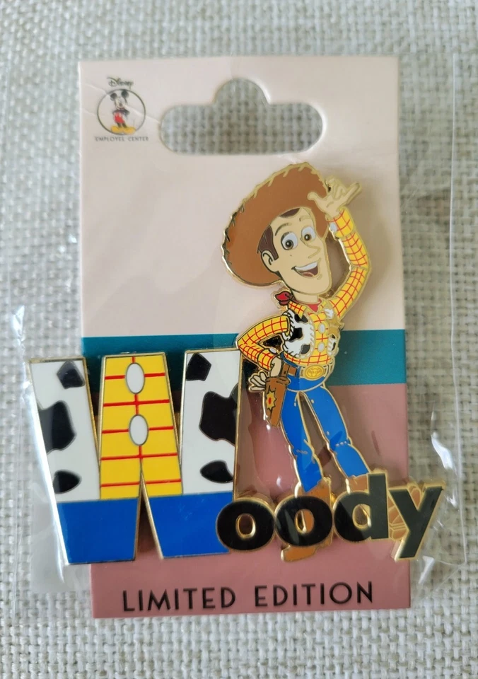 Broche nome personagem Woody Toy Story Disney Employee Center - Imagem 1 de 1