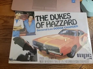 VINTAGE DUKES OF HAZZARD GENERAL LEE 1/25 MODEL KIT FACTORY SEALED IN THE BOX - Picture 1 of 5