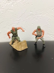 Vintage Mattel 1974 Heroes in Action Officers Lot with 2 Army Men and A Base - Picture 1 of 7