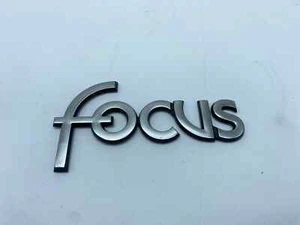 SCRITTA FORD FOCUS LOGO EMBLEMA SIGA BADGE FREGIO POSTERIORE ORIGINALE - Picture 1 of 5