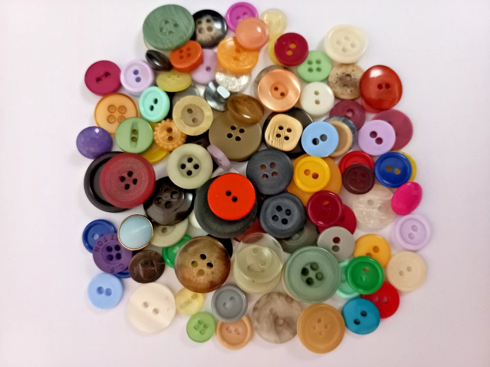 100 Kleine Knöpfe bunt Mischung Konvolut Basteln - Bild 1 von 1