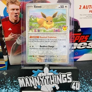 Eevee Evoluciones Prismáticas Pokémon Día 2025 Promo 074/131 Holograma Inverso 🔥 - Imagen 1 de 3