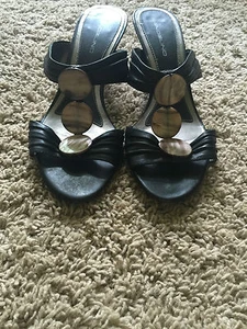 Bandolino Größe 7,5 M schwarz mit Knopfdetail Sandalen - Bild 1 von 6
