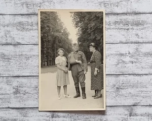 AK Soldat 2. Weltkrieg WK Uniform verwundet Foto Photographie alt Militaria Frau - Picture 1 of 2
