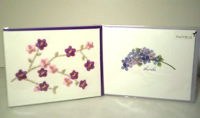 Tarjeta de agradecimiento de papiro flores púrpuras y flores de cerezo en blanco bordadas Foto 1 de 4