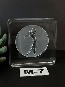 Pisapapeles Nybro Suecia arte pesado vidrio escultura mujer golfista pesado - Imagen 1 de 7
