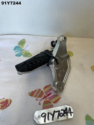 YAMAHA XV 1700 VMAX 2009 - 2015 LH PILOTOS CLAVIJA Y SOPORTE FABRICANTE DE EQUIPOS ORIGINALES LOTE 91Y7244 Foto 1 de 4