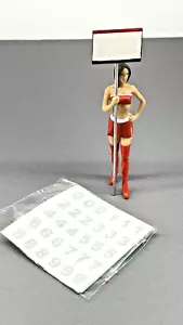 Figurina miniatura scala reale 1/18 TSM Paddock Girl Lena nuova con scatola diorama - Foto 1 di 11