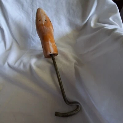 Camilla de zapatos vintage de madera n.º 2 para mujer con mango giratorio de metal  Foto 1 de 4