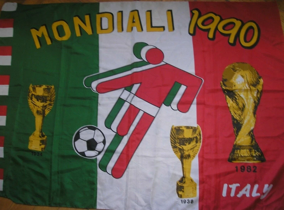 MONDIALI 1990 BANDIERA ITALIA CON LOGO E COPPE DEL MONDO CAMPIONI 1934 1938 1982 - Immagine 1 di 1