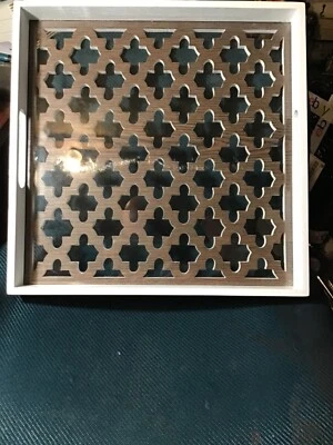 Hermosa bandeja para servir geométrica marrón y blanca 16,25” x 16,25” x 2” Foto 1 de 4