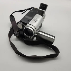 Handycam Sony CCD-TRV138 Hi8 senza caricatore, batteria funziona benissimo - Foto 1 di 5