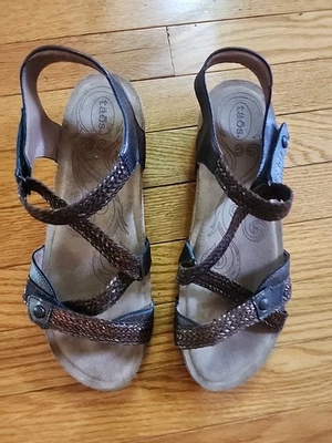 Sandalias Taos Trulie de cuero bronce brillante talla 11-11,5 usadas en excelente estado  Foto 1 de 4