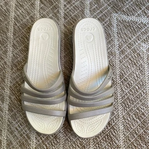 Crocs Rhonda Damen-Sandale niedriger Keilabsatz 4 Riemen braun Größe 6 - Bild 1 von 5