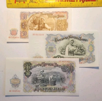 Bulgaria Lote de 3 Billetes Antiguos 50, 100, 200 Leva 1951 Foto 1 de 2