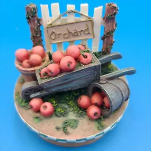 Yankee Kerzenkappe Topper Obstgarten Apfelernte Schubkarre, Zaun neu mit Etikett keine Box - Bild 1 von 5