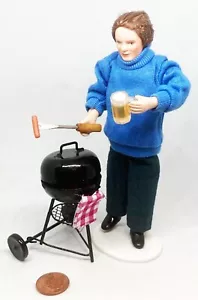 John Bei Der Grillen mit Einem Bier Und Wurst Tumdee 1:12 Skala Puppenhaus Mini - Bild 1 von 9