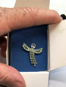 2006 Avon August Geburtsstein Engel, Faux Peridot Strass Engel Silber Neu im Karton #960 - Bild 1 von 6