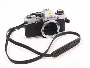 Olympus - OM10 - analoge Spiegelreflexkamera 35 mm Gehäuse Ersatzteile oder Reparatur - Bild 1 von 8