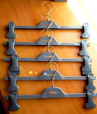 正品 TOM FORD 裙子和裤子衣架。 5件套可调节夹子,金色logo — 第 1/4 张图片
