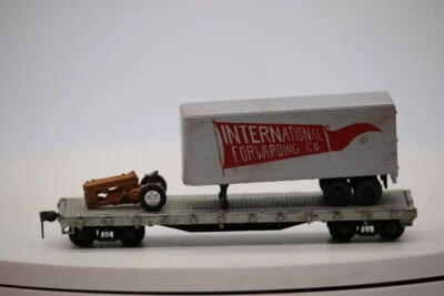 HO Scale Unmarked Flat Car W/ International Forwarding Co. & Broken tractor 1:87 - Image 1 of 4