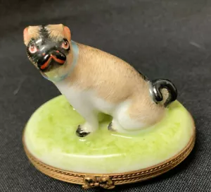 Scatola portabevande cane carlino francese Limoges marrone nero su base verde 2 5/8" alta vintage - Foto 1 di 5