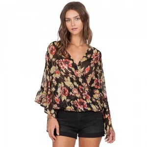 NUEVO CON ETIQUETAS CAMISETA DE MUJER VOLCOM CON VOLANTES MANGA LARGA MANGA LARGA $45 S negra floral - Imagen 1 de 2