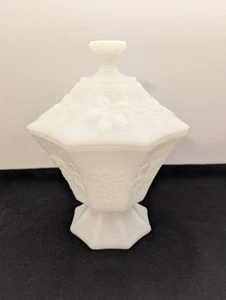 Vintage weiß Milchglas Achteck Kompott Süßigkeiten Schale mit Deckel Standfuß Trauben Blätter - Bild 1 von 9