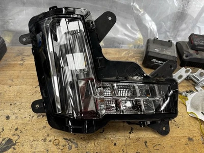 2019 凯迪拉克凯雷德右前转向信号组件。 原始设备制造商部件 #84575580。 — 第 1/4 张图片