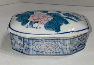 Caixa de bugigangas floral vintage de porcelana azul, branca e rosa retangular com tampa - Imagem 1 de 4