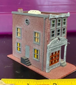 N SCALE 2 STORY BRICK CORNER APARTMENT STORE FRONT BUILDING - Picture 1 of 4