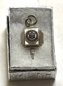 Reloj de graduación vintage Colorado Womans College Denver Colorado llavero encanto - Imagen 1 de 3