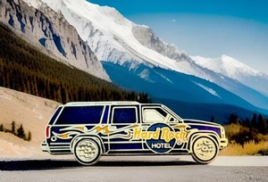 🎸 Hard Rock Hotel Cafe SUV Limo blau mit Flammen Pin Musik Gitarren Rarität Sammler - Bild 1 von 3