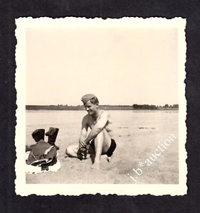 Halbnackter EINSAMER SOLDAT AM STRAND * Vintage WW II Photo Gay Int - Picture 1 of 2
