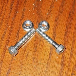 X2 HONDA ATC 200X, 350X BRAZO BASCULANTE TRASERO CARCASA EJE PERNOS Y TUERCAS  - Imagen 1 de 1