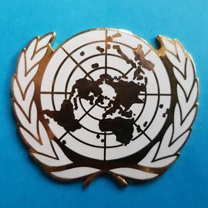 Original Vintage UN UNITED NATIONS UNMIK NATO KFOR Army Military Metal Badge - Picture 1 of 4