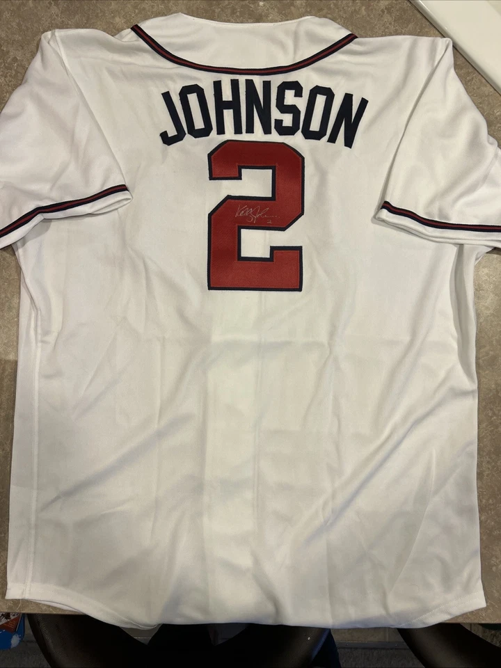 Camiseta blanca autografiada por Kelly Johnson de los Atlanta Braves solo recuerdos certificado de autenticidad Foto 1 de 4
