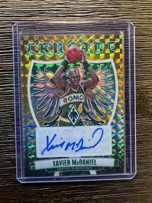2023-24 Panini Phoenix - Crusade Signatures Xavier McDaniel #CS-XMD Gold/10 Foto 1 de 4