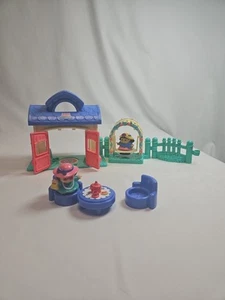 Fisher Price Little People Playtime Pals 2002 fiesta de té jardín cabaña incompleta - Imagen 1 de 6