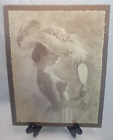 Chapeau à plumes imprimé vintage années 1960 -70 années R. Hendrickson sépia modèle à poitrine nue